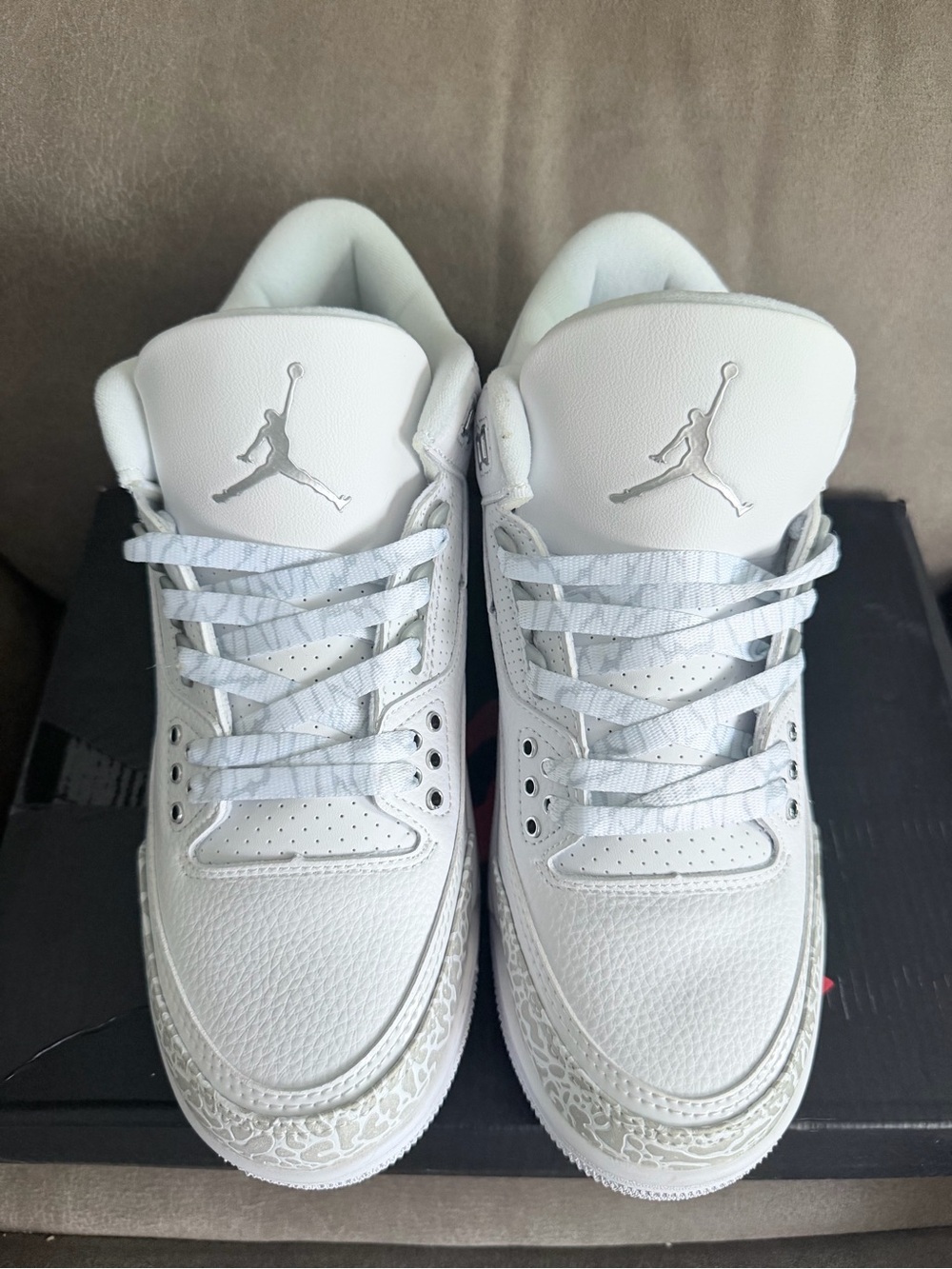 Nike White Low-Top Sneakers with Subtle Gray Accents - Picture 2 of 5